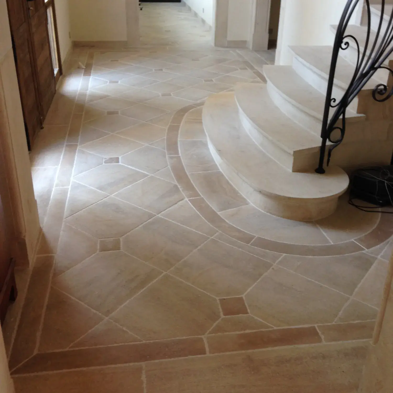 escalier-dallage-pierre-blanche-batiment-ancien Restauration de tomettes anciennes en terre cuite