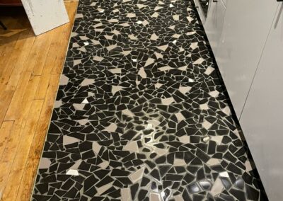 Pose de carrelage en grès cérame pleine masse pour un sol durable et résistant.