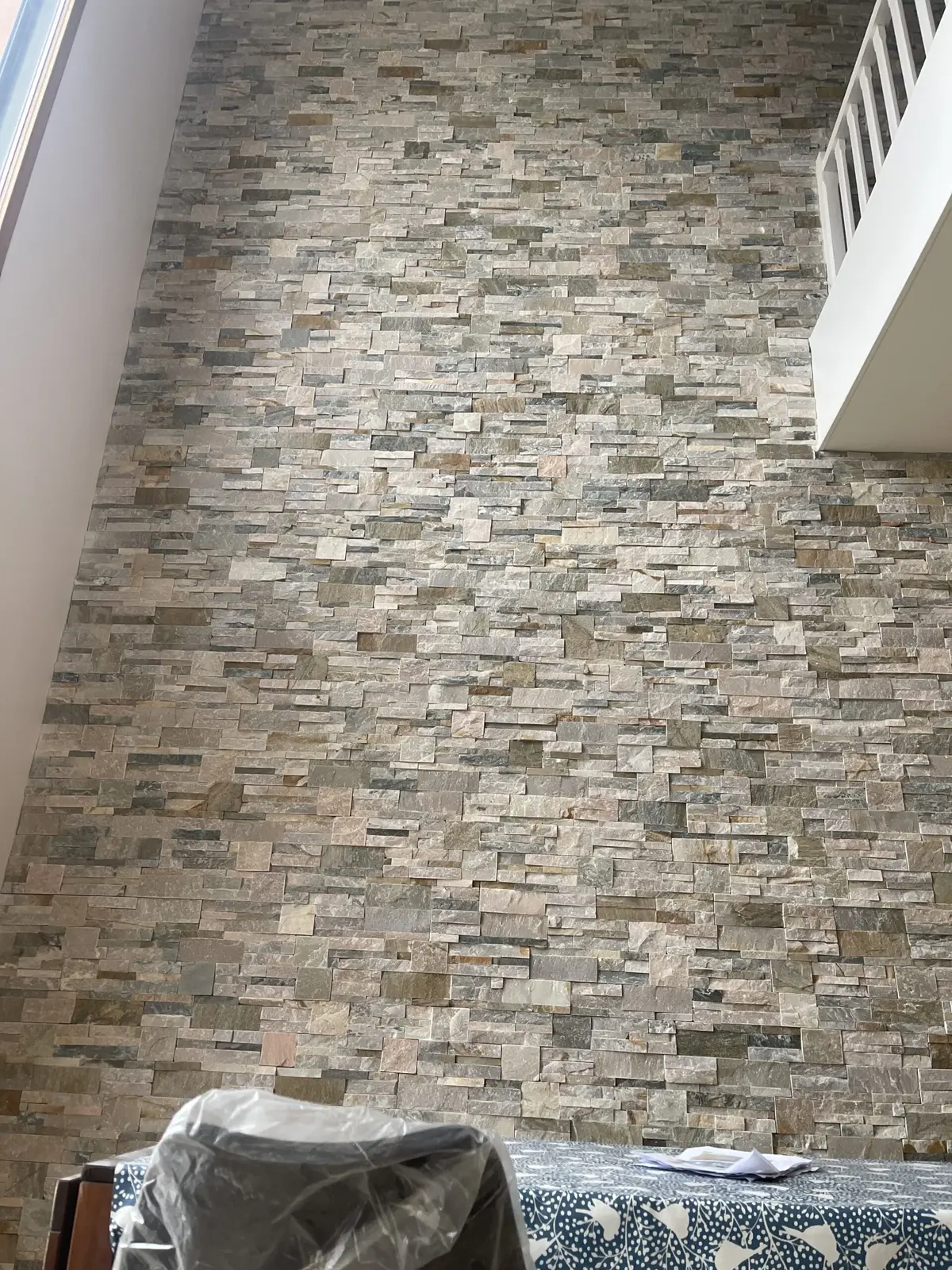 Pose de carrelage en marbre et travertin sur un sol de salle de bain existant sans démolition.