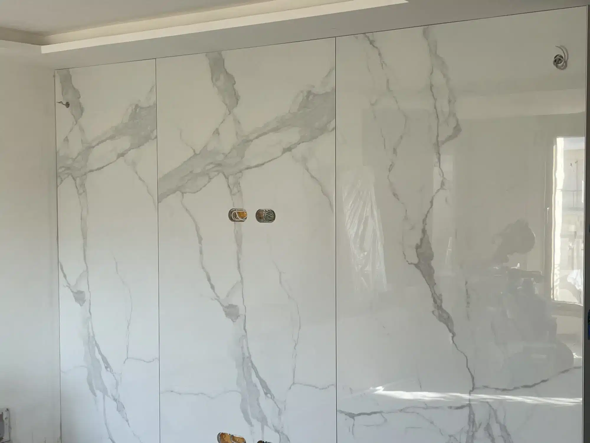 Salle de bain carrelage grand format imitation marbre